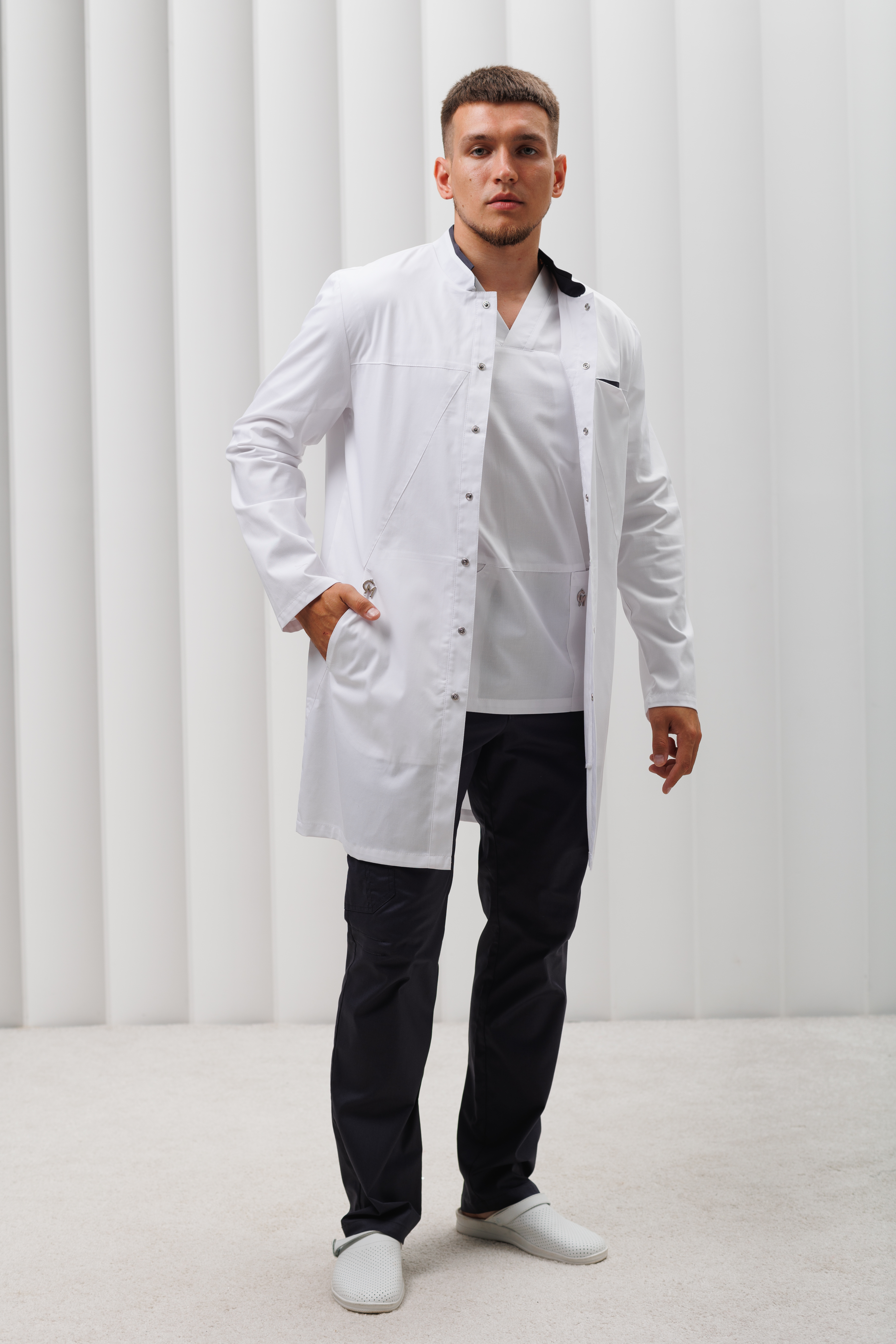 Халат медицинский мужской CP163 А Экстра (Белый, мокр.асфальт 135), 55% хлопок, 42% полиэстер, 3% эластан