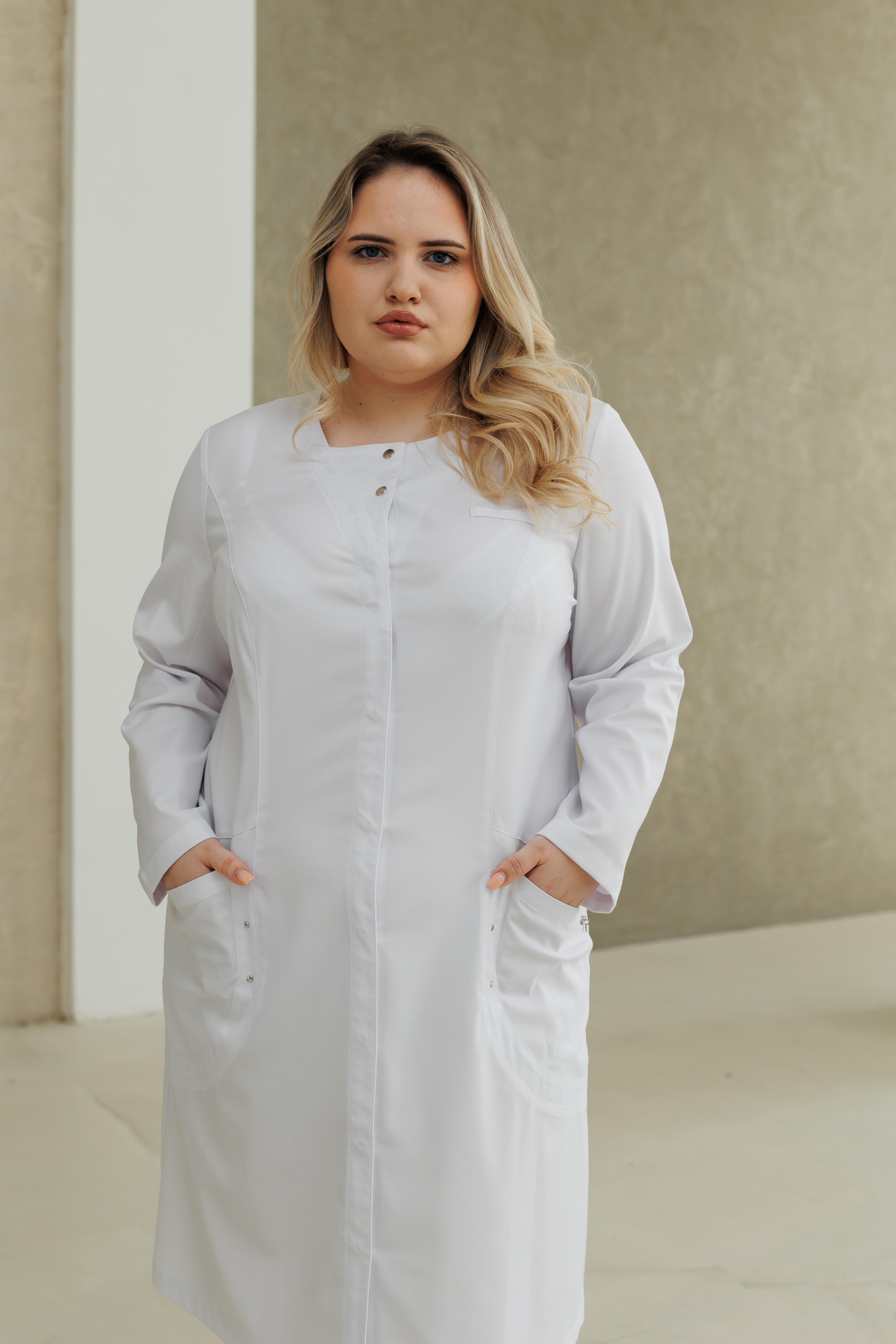 Халат медицинский женский A858Б А Тевия (Белый, Без отделки), 65% полиэстер, 32% вискоза, 3% спандекс