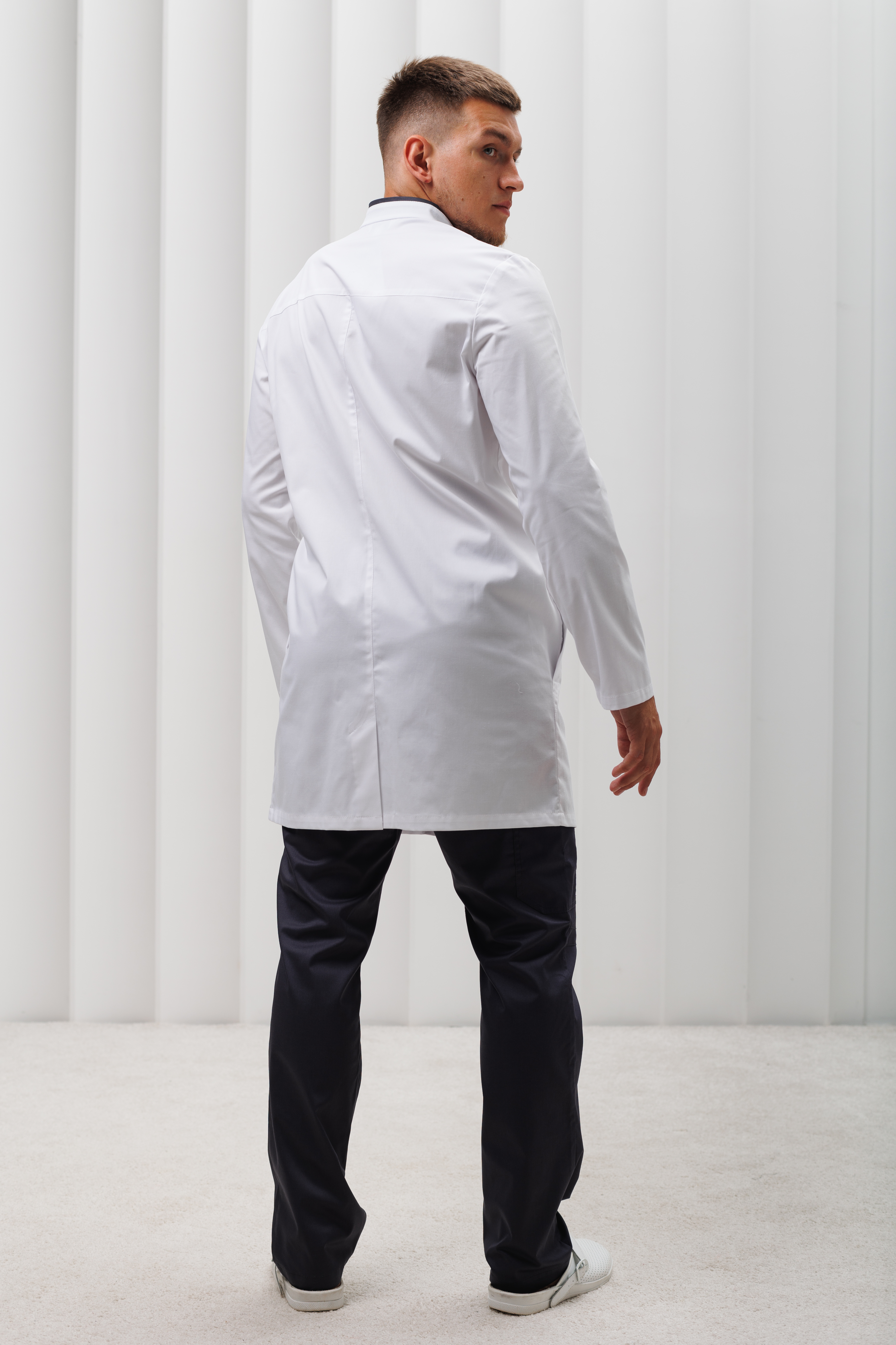 Халат медицинский мужской CP163 А Экстра (Белый, мокр.асфальт 135), 55% хлопок, 42% полиэстер, 3% эластан